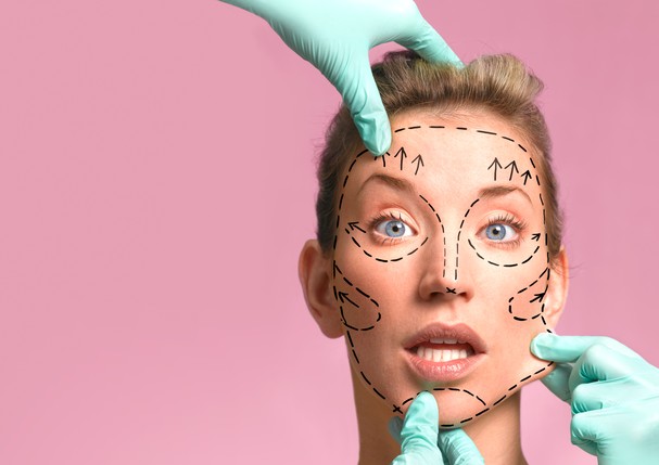 Fruto da pressão estética, os procedimentos tem se tornado cada vez mais frequentes para alterar traços e marcas indesejadas pelas mulheres (Foto / Reprodução: Getty Images)